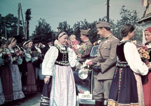 A bevonuló magyar honvédek köszöntése- 1940 (Forrás: Fortepan)
